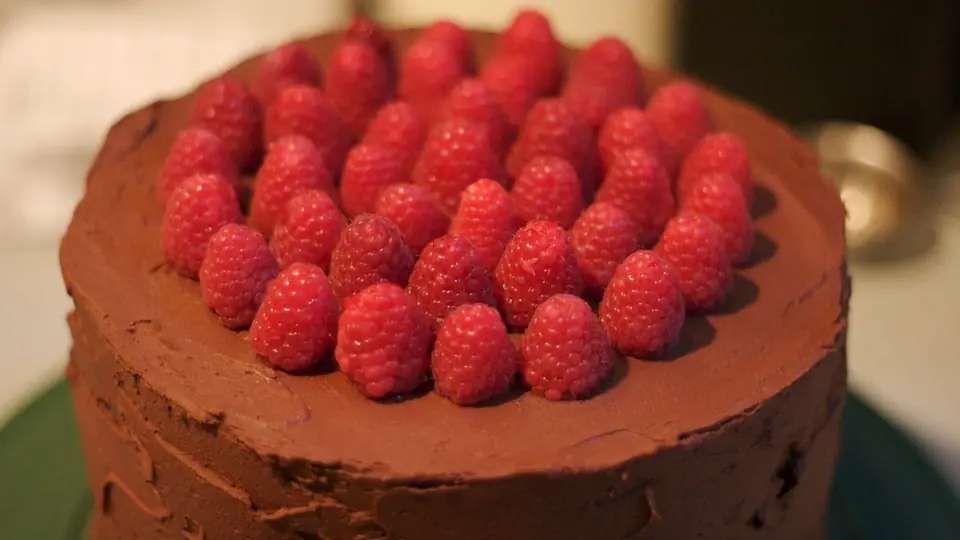 Tarta de chocolate cubierta de frambuesas