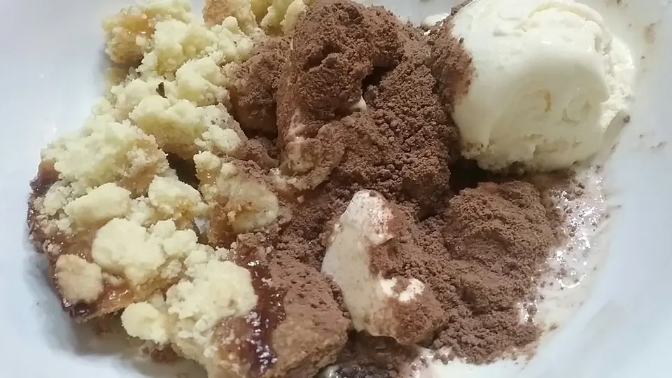 Postre con cacao en polvo y helado